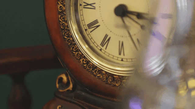 정교한 디테일의 앤티크 시계