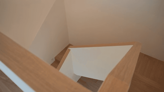 현대 건물의 나무 계단