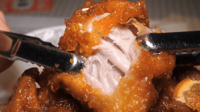 바삭한 치킨이 찢어지는 모습