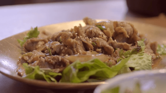 상추와 함께한 한국 불고기 한 접시