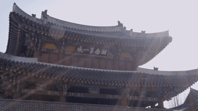 햇빛 아래 전통 한국 건축물