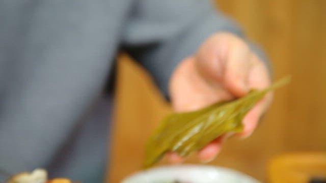 깻잎장아찌에 구운 고기를 싸는 모습