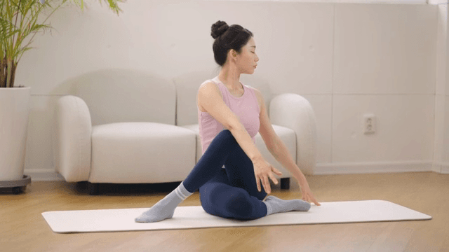 실내에서 스트레칭을 하는 여성