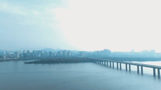 강과 다리가 있는 도시 스카이라인