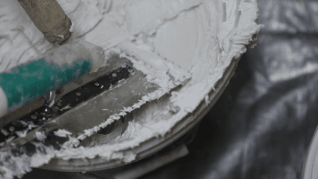 흰색 풀에 덮인 미장 도구들