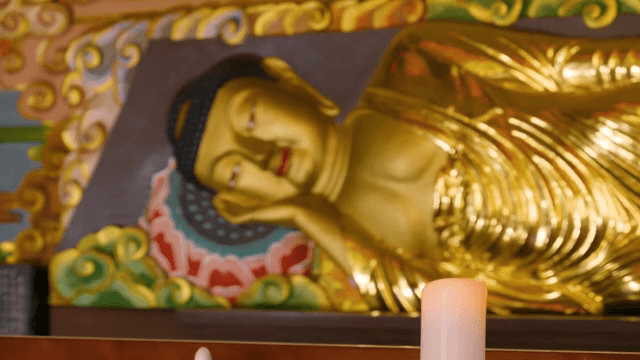 촛불과 함께 있는 황금 불상