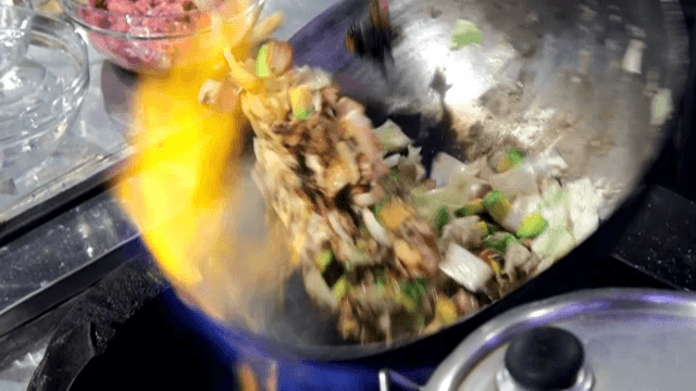 뜨거운 웍에서 볶아지는 채소들