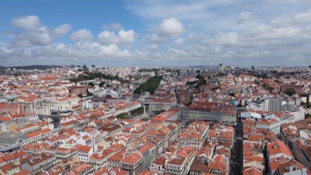 파란 하늘 아래 붉은 지붕의 아기자기한 마을