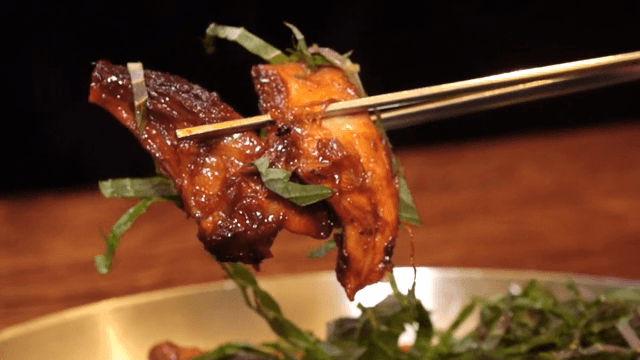 깻잎을 곁들인 불족발