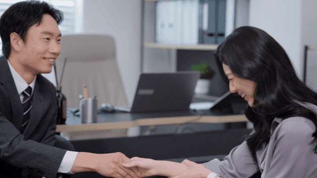 악수를 나누는 비즈니스 미팅