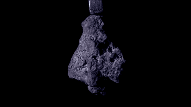 어두운 바위의 회전하는 모습