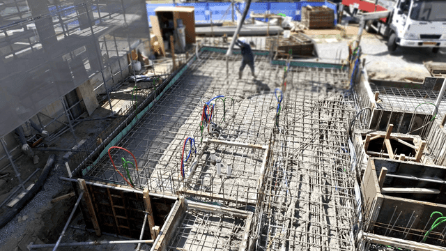 콘크리트를 붓는 건설 작업자