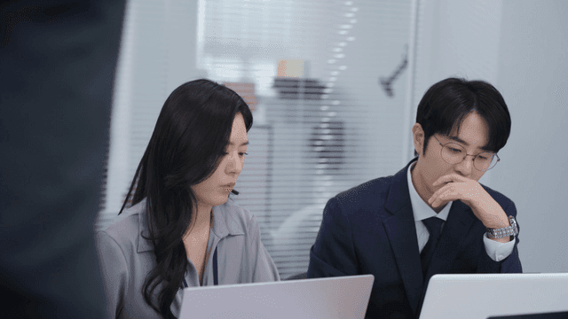 집중적인 토론이 있는 사무실 회의