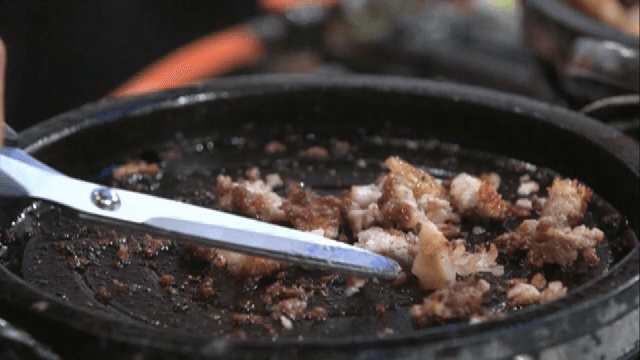 가위로 고기를 자르는 장면