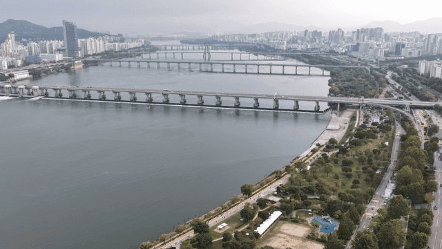 다리와 강이 있는 도시의 항공 뷰