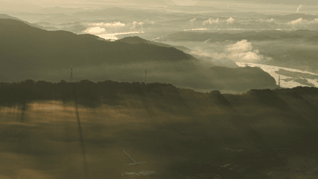 햇살이 비치는 안개 낀 산