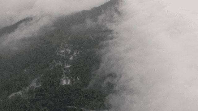 구름이 낀 안개 낀 산 풍경