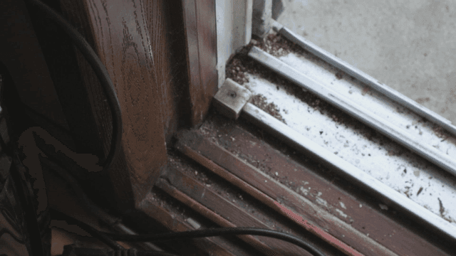 먼지가 쌓인 창문 틀