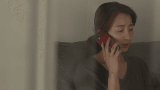 실내에서 전화 통화하는 여성