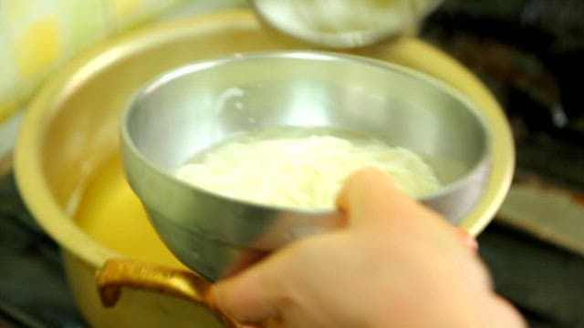 고명을 올리는 잔치국수