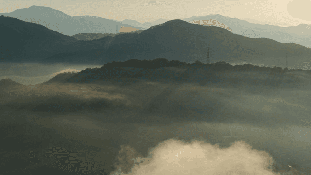햇살이 비치는 안개 낀 산