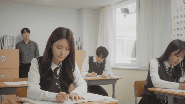 교실에서 시험을 시작하는 학생들