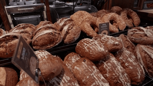 다양한 갓 구운 빵이 진열된 모습