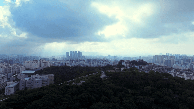 구름과 햇빛이 비치는 도시 스카이라인