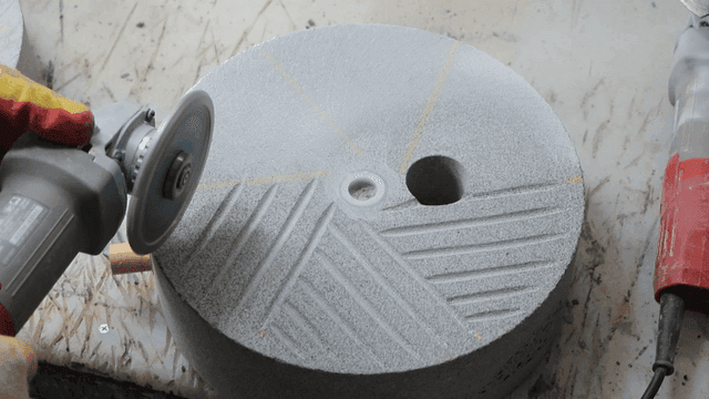 현무암 표면에 무늬를 넣고 있는 그라인더