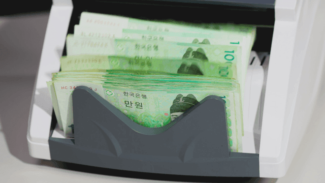 기계에서 한국 원화를 세는 모습