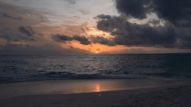 해질녘 하늘과 고요한 해변