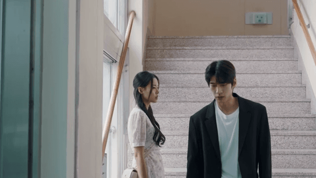 계단에서 여성을 떠나는 남성