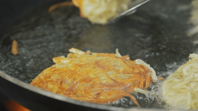 팬에서 노릇하게 익어가는 감자전