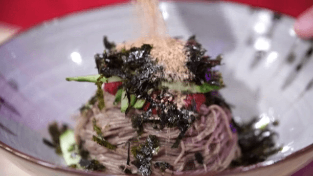 메밀국수에 참깨를 올리는 모습