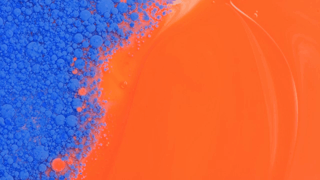 붉은색과 파란색 액체가 혼합되는 추상적인 패턴