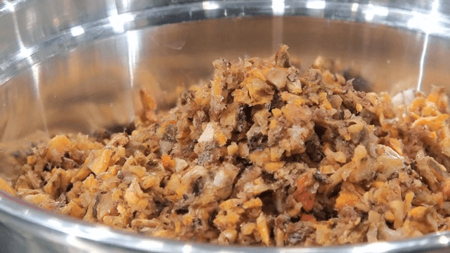 다진 해산물을 넣는 양푼