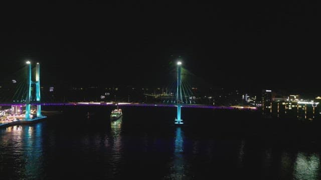 밤에 다리 위의 화려한 조명