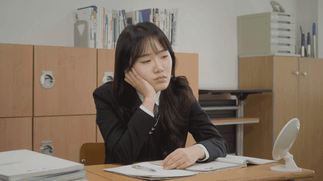 책상에서 스트레칭하다가 조는 학생