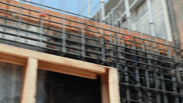 금속 골조가 있는 건설 현장