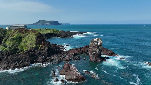 녹음이 우거진 절벽이 있는 경치 좋은 해안 경관