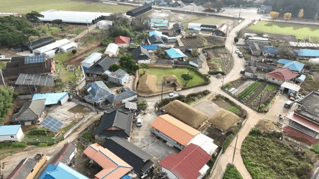 전통 가옥이 있는 시골 마을