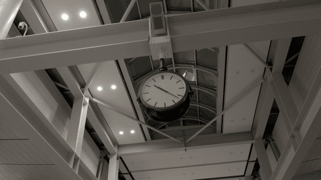 현대적인 건물 내부의 천장 시계