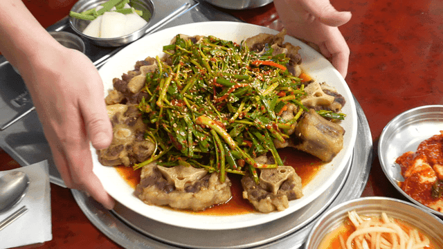 Scene where oxtail stew is served