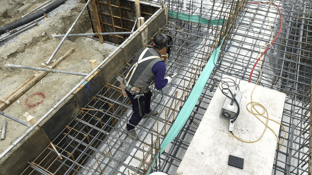 철근을 용접하는 건설 작업자