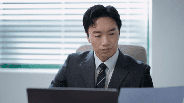 노트북으로 일하는 사업가