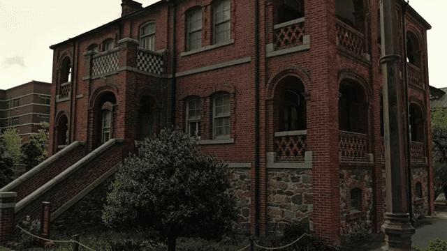 아치형 창문이 있는 역사적인 벽돌 건물