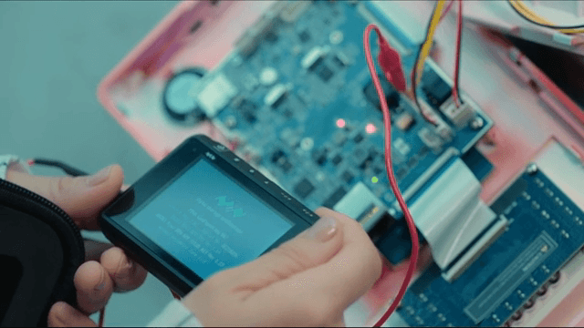 회로 기판 근처에서 장치를 들고 있는 손