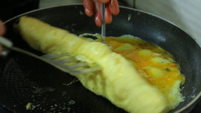 프라이팬에서 계란말이 요리하기