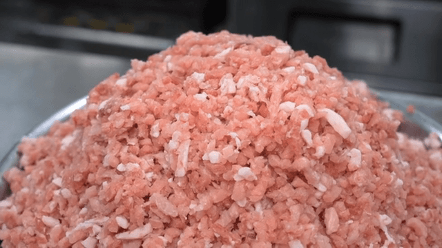 다진 고기가 담긴 그릇