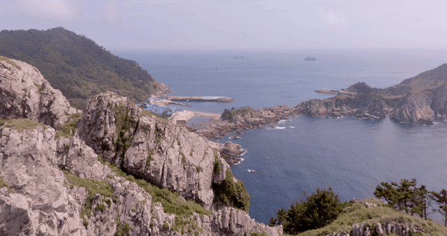 멀리 바다가 보이는 바위 해안선